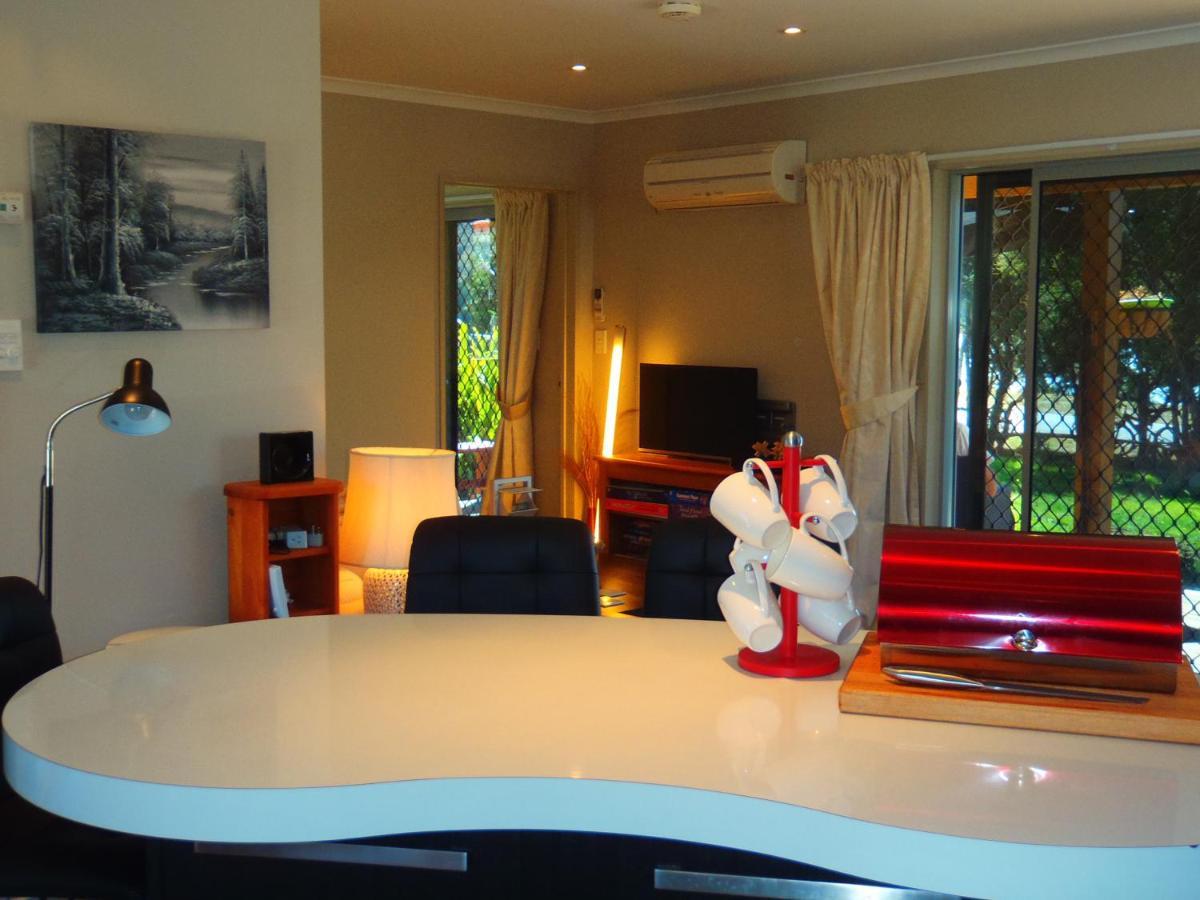 Lakefront Fantail Cottage Lake Hawea, Wanaka Esterno foto